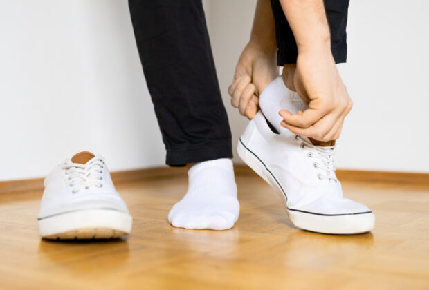 Jakie są najczęstsze skutki noszenia nieodpowiedniego obuwia i jak im zapobiegać?